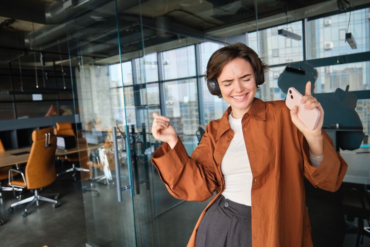 Kompetenzmapping im Unternehmen - fröhliche Frau tanzt