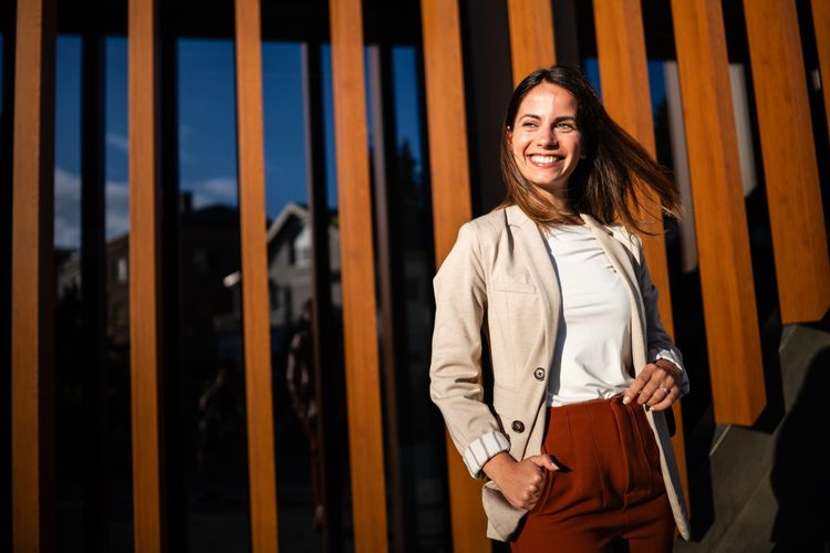 Junge Frau lacht - Quereinsteigerin im Beruf