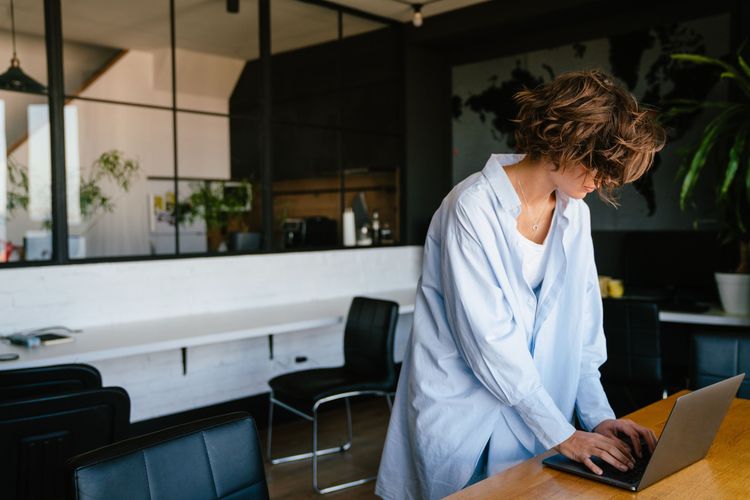 Junge Frau benutzt Talent Management System